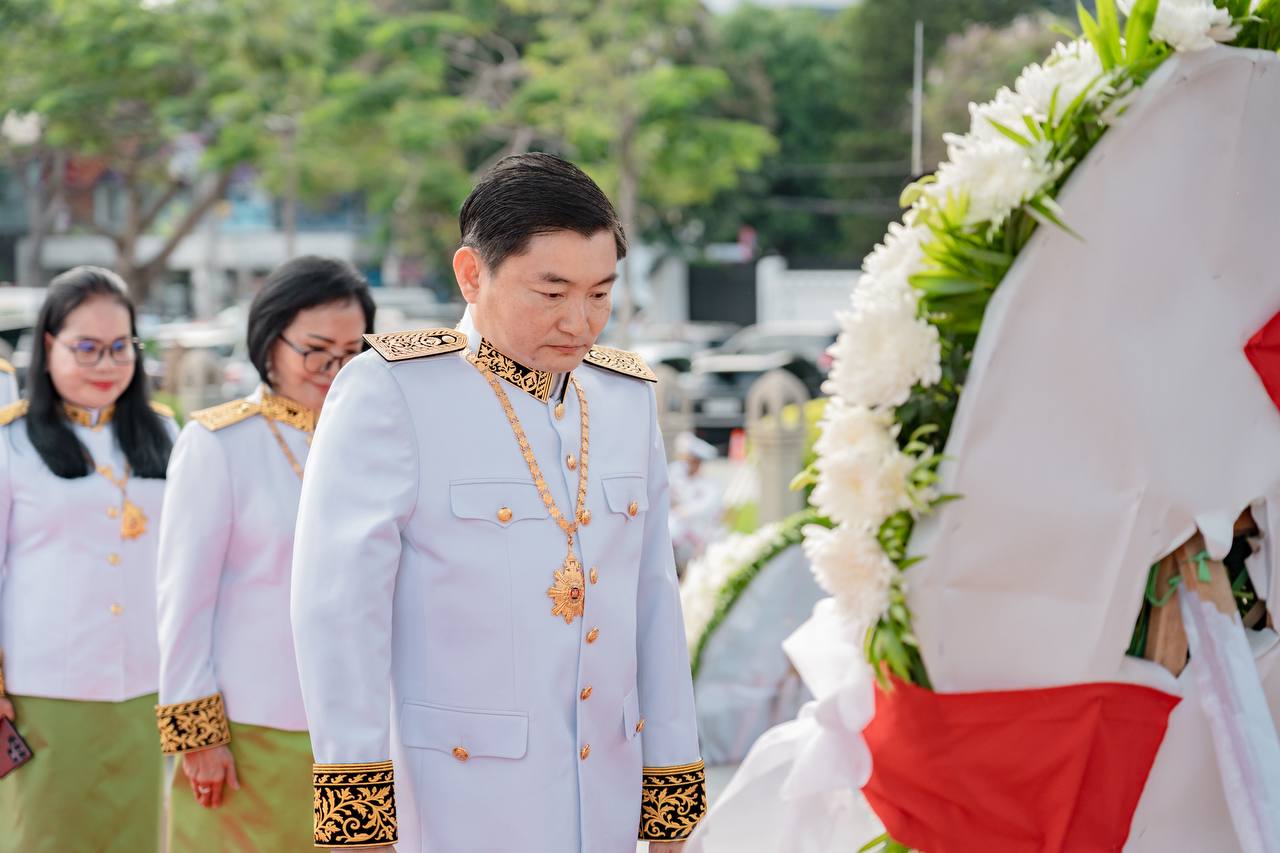 ឯកឧត្តម ហេង សួរ និងថ្នាក់ដឹកនាំក្រសួងការងារ និងបណ្តុះបណ្តាលវិជ្ជាជីវៈ អញ្ជើញថ្វាយកម្រងផ្កាគោរពព្រះវិញ្ញាណក្ខន្ធ ព្រះបរមរតនកោដ្ឋ