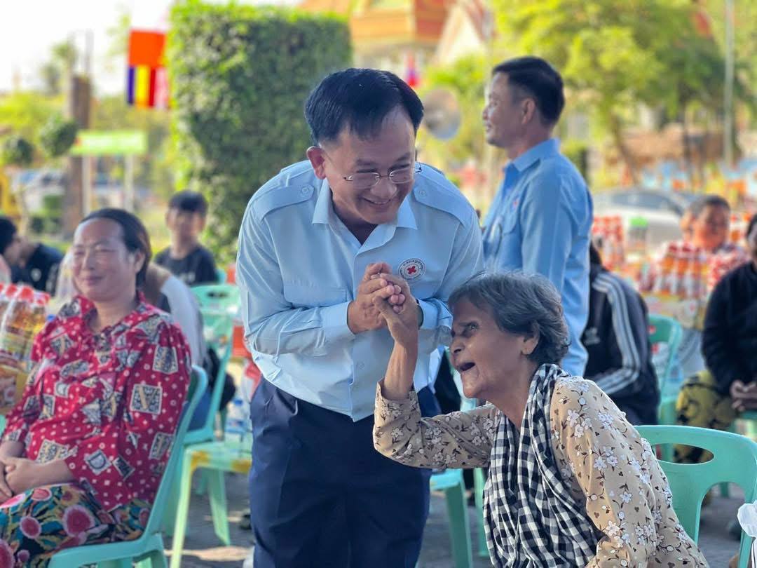 អំណោយអនុសាខាកាកបាទក្រហមកម្ពុជាខណ្ឌ ត្រូវបានចែកជូនពលរដ្ឋ ៦៥គ្រួសារ មកពីភូមិចំនួនពីរ នៃសង្កាត់ព្រែកថ្មី