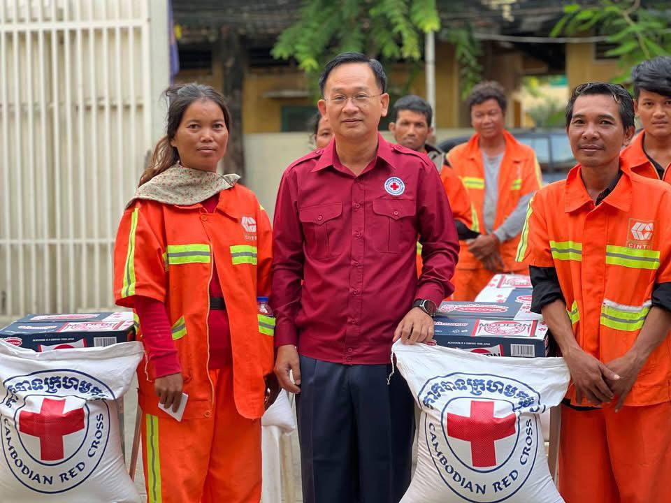 អំណោយកាកបាទក្រហម បានផ្តល់ជូនបុគ្គលិកផ្នែកបោសសម្អាតក្រុមហ៊ុនសុិនទ្រី ក្នុងខណ្ឌច្បារអំពៅ