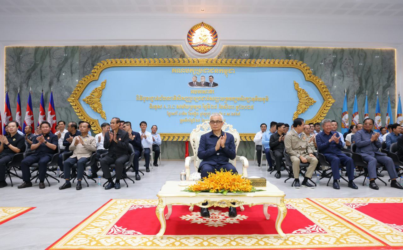 អគ្គបណ្ឌិតសភាចារ្យ អូន ព័ន្ធមុនីរ័ត្ន ផ្តល់រង្វាន់ជ័យលាភី សិស្សប្រឡងជាប់សញ្ញាបត្រមធ្យមសិក្សាទុតិយភូមិ និទ្ទេស A.B.C មកពីក្រុង ស្រុក ចំនួន ៦ ក្នុងខេត្តកណ្តាល
