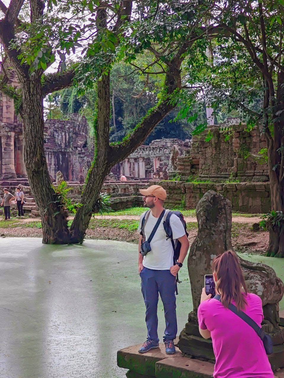 ប្រាសាទព្រះខ័ន ដ៏ស្រស់ត្រកាល ជាមួយស្ថាបត្យកម្មពិសេស ក្បាច់ចម្លាក់ប្រណិតអមដោយទេសភាពបៃតងខ្ចី នារដូវវស្សា