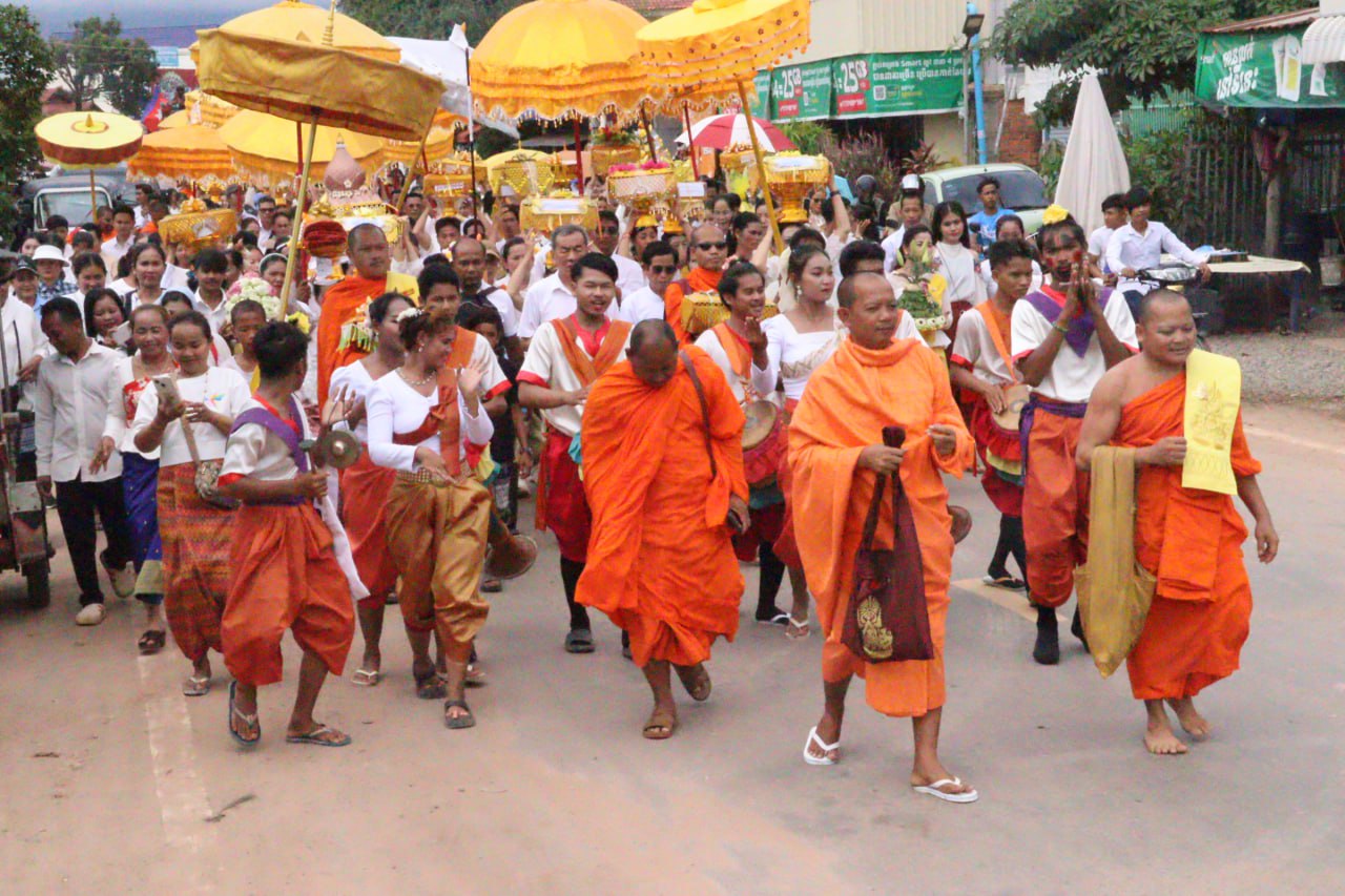 កឋិនទានមហាសាមគ្គីនៅបឹងទន្លេសាបផ្តោតសំខាន់លើការស្ថាបនាផ្លូវខូចនៅតំបន់ទឹកដក់ចុងឃ្នៀស