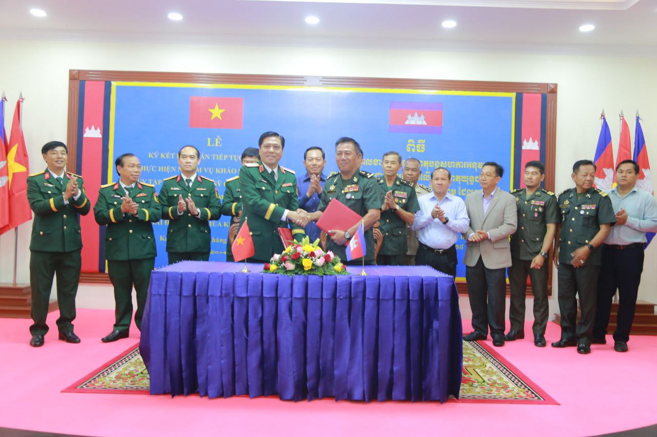 គណៈកម្មការជំនាញខេត្តកណ្តាល និង យោធភូមិភាគទី៩ នៃកងទ័ពប្រជាជនវៀតណាម ចុះហត្ថលេខាបន្តរុករកជីកលើក អដ្ឋិធាតុកងទ័ពស្ម័គ្រចិត្ត និងជំនាញការវៀតណាមជំហានទី២៥ រដូវប្រាំងឆ្នាំ២០២៥-២០២៦