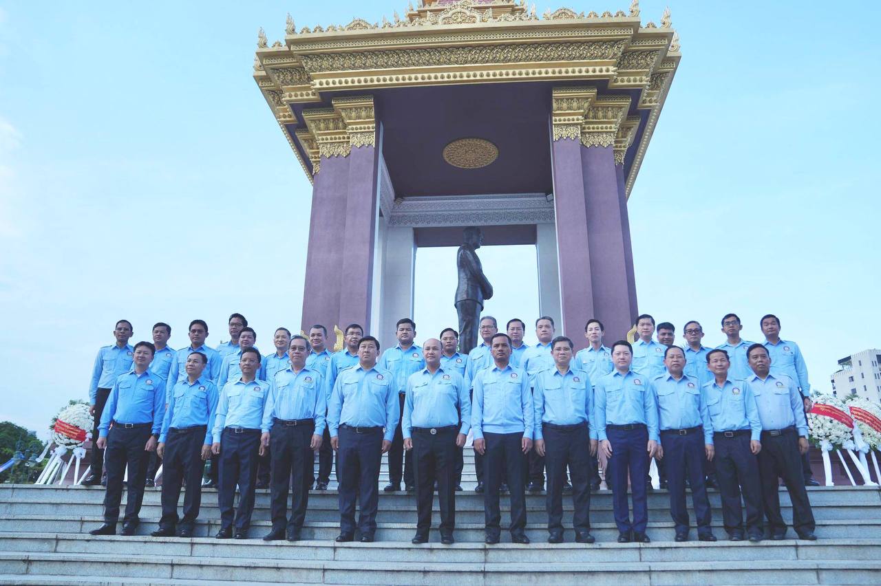 ថ្នាក់ដឹកនាំរាជរដ្ឋាភិបាល ក្រសួងស្ថាប័ន អញ្ជើញដាក់ និងថ្វាយកម្រងផ្កាគោរពវិញ្ញាណក្ខន្ធ នៅវិមានឯករាជ្យ និងវិមានព្រះបរមរូប ក្នុងឱកាសពិធីបុណ្យឯករាជ្យជាតិ ៩ វិច្ឆិកា