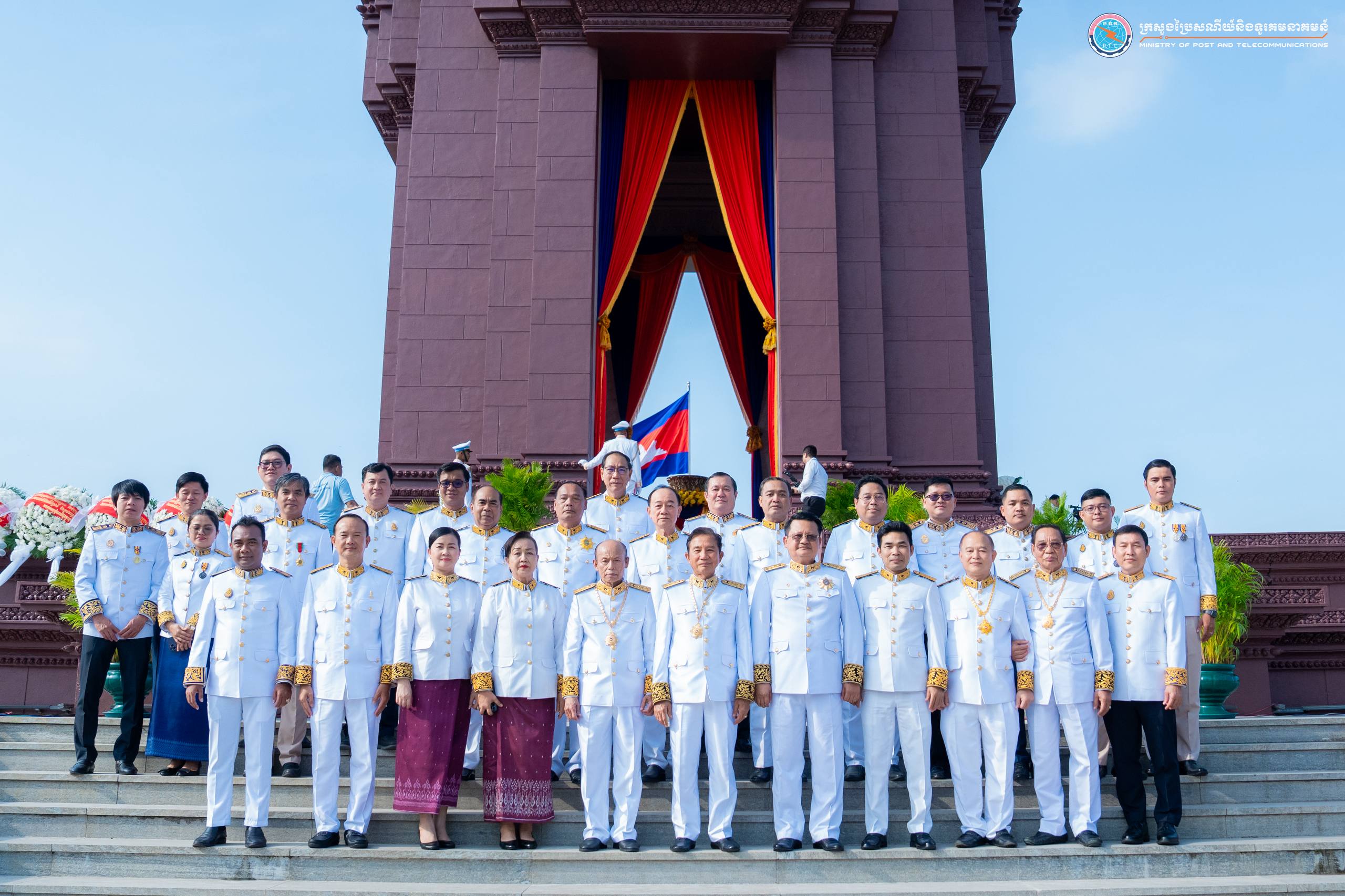 ថ្នាក់ដឹកនាំក្រសួងប្រៃសណីយ៍និងទូរគមនាគមន៍​ អញ្ជើញដាក់កម្រងផ្កាគោរពវិញ្ញាណក្ខន្ធខួបអនុស្សាវរីយ៍លើកទី៧២ នៃទិវាបុណ្យឯករាជ្យជាតិ