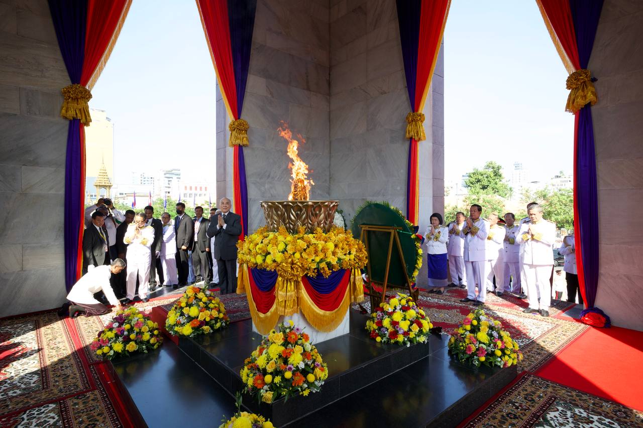 ព្រះមហាក្សត្រកម្ពុជា ស្ដេចយាងប្រោសប្រទានភ្លើងជ័យ អបអរព្រះរាជពិធីបុណ្យ ឯករាជ្យជាតិ ៩ វិច្ឆិកា ខួបលើកទី៧២ឆ្នាំ