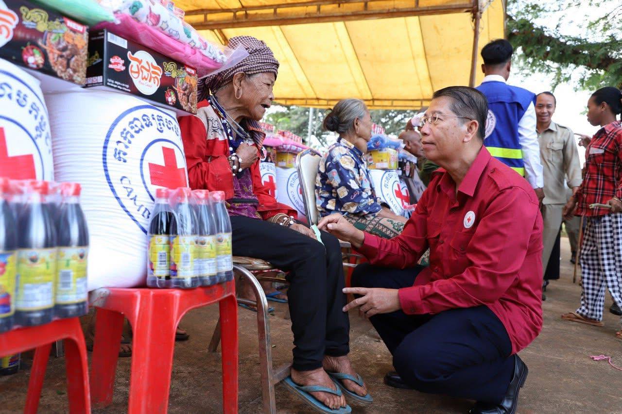 សម្តេចកិត្តិព្រឹទ្ធបណ្ឌិត ប៊ុន រ៉ានី ហ៊ុនសែន ចាត់សហការីចុះសួរសុខទុក្ខ និងចែកអំណោយជូនប្រជាជនងាយរងគ្រោះបំផុត ៨៥០គ្រួសារ នៅខេត្តរតនគិរី