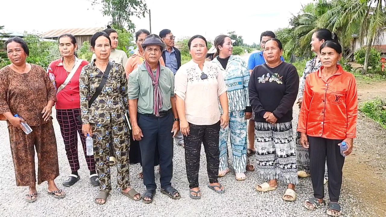 ទោះបីជាផ្លូវកៅស៊ូមិនទាន់រួចរាល់ តែប្រជាពលរដ្ឋឃុំស៊ុងនិងអ្នកឆ្លងកាត់កំពុងតែត្រេកអរ