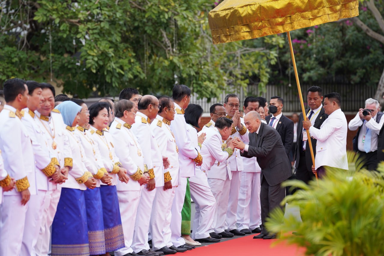 ព្រះមហាក្សត្រ ស្តេចយាងពន្លត់ភ្លើងជ័យ ខួបលើកទី៧២ឆ្នាំ ទិវាបុណ្យឯករាជ្យជាតិ ០៩ វិច្ឆិកា នៅវិមានឯករាជ្យ