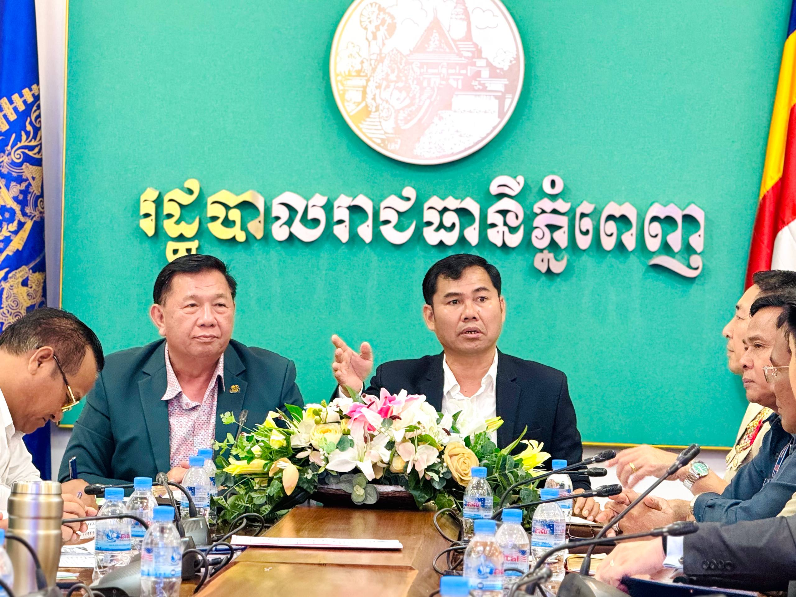 អភិបាលរង នៃគណៈអភិបាលរាជធានីភ្នំពេញ ជួបភាគី​ពា​ក់​ព័ន្ធ​ត្រៀម​កម្មវិធីបរិច្ចាគឈាម និងបាល់ទាត់មនុស្ស​ធម៌