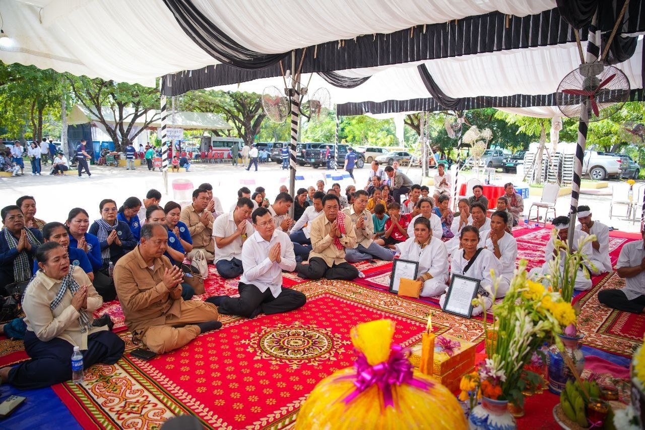 ឯកឧត្តម ឌិត ទីណា អញ្ជើញសួរសុខទុក្ខ និងចូលរួម​រៀប​ចំពិធីបុណ្យនិងបូជាសព លោក ឌី ណៃ ដែល​បាន​ស្លាប់ដោយការបាញ់ប្រហារពីកងទ័ពថៃ