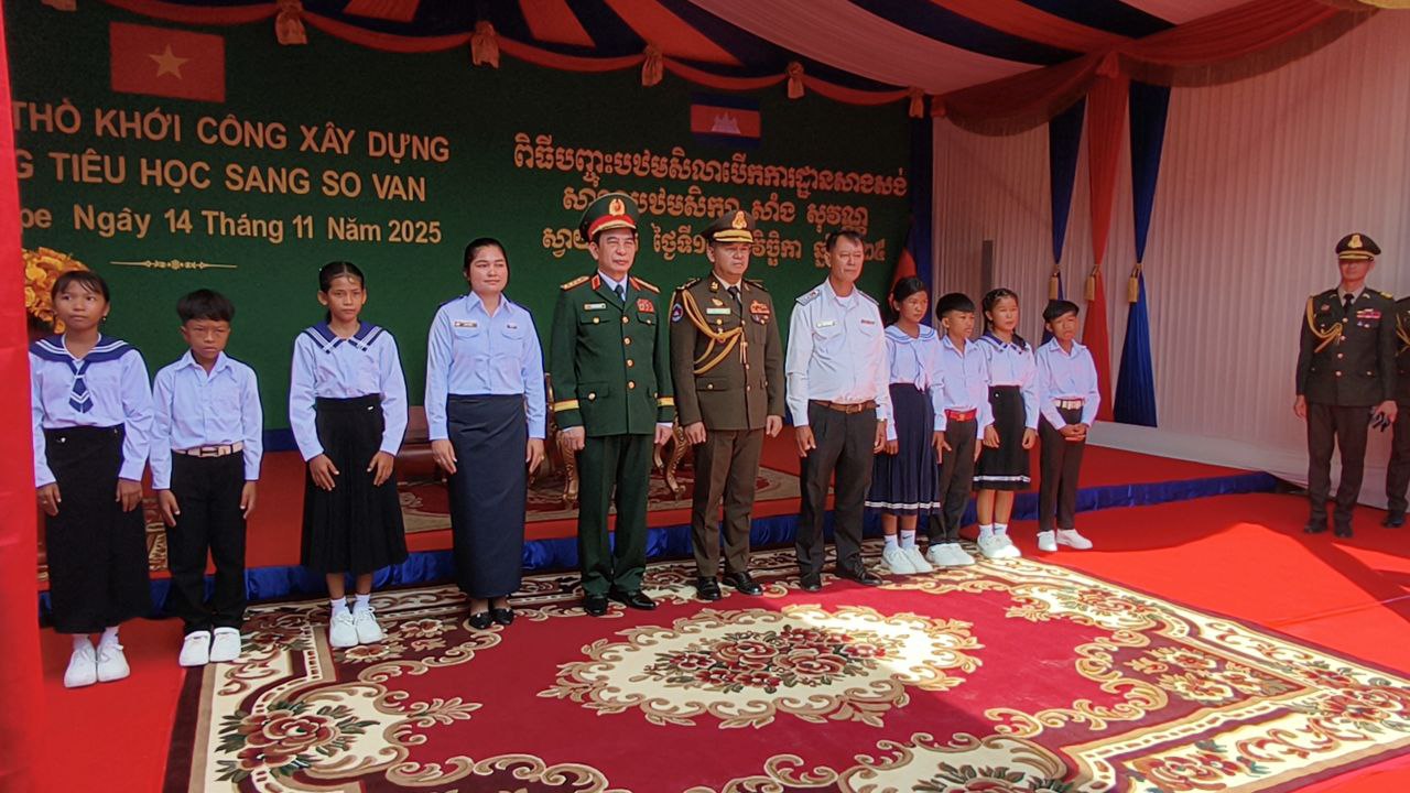 រដ្ឋមន្ត្រីក្រសួងការពារជាតិកម្ពុជា-វៀតណាមអញ្ជើញបញ្ចុះបឋមសិលារួមគ្នាសាងសង់ហេដ្ឋារចនាសម្ព័ន្ធនៅសាលា​បឋមសិក្សា សាំង សុវណ្ណ