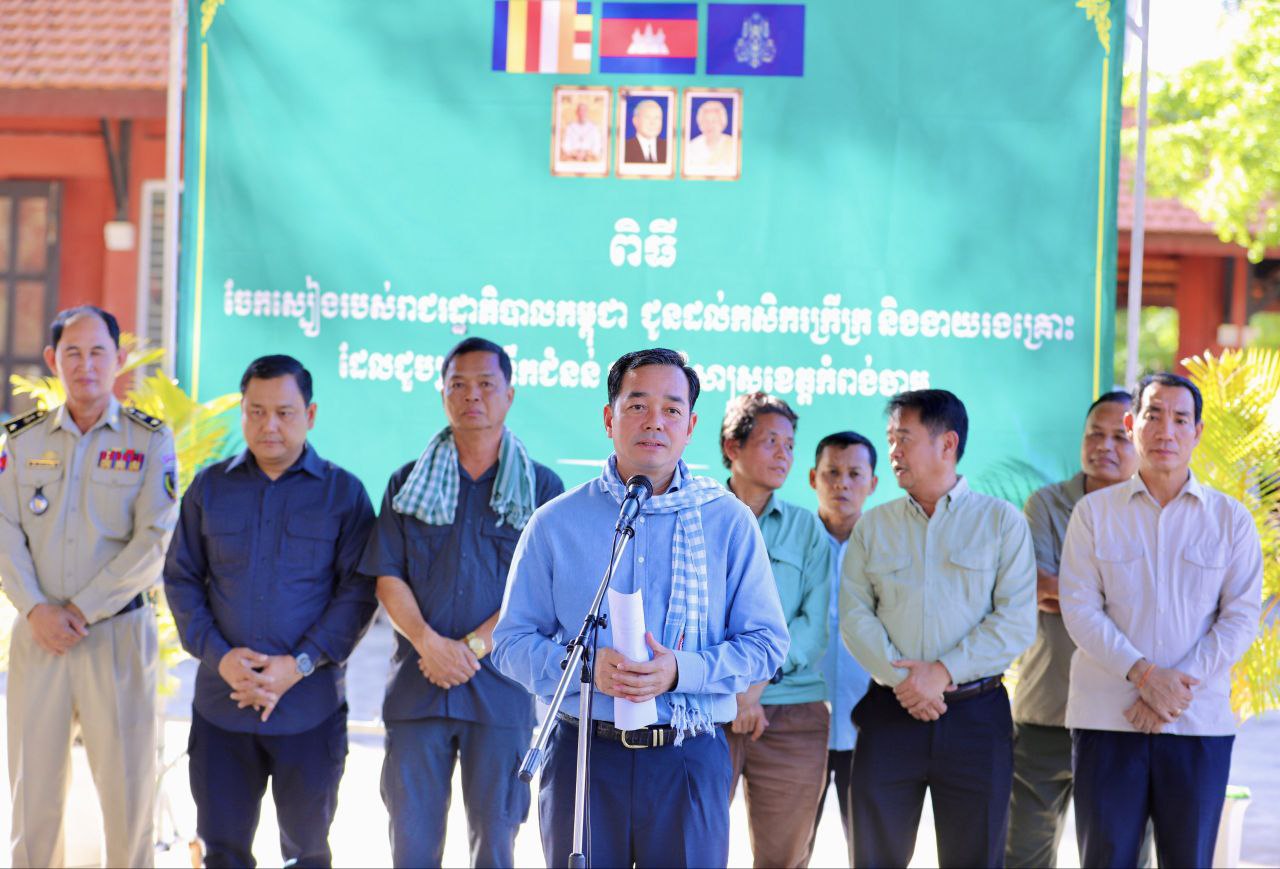 អភិបាលខេត្តកំពង់ចាមនាំយកអំណោយសម្ដេចធិបតីទៅផ្តល់ជូនប្រជាពលរដ្ឋរងគ្រោះដោយសារទឹកជំនន់១៥៤គ្រួសារ នៅស្រុកស្ទឹងត្រង់