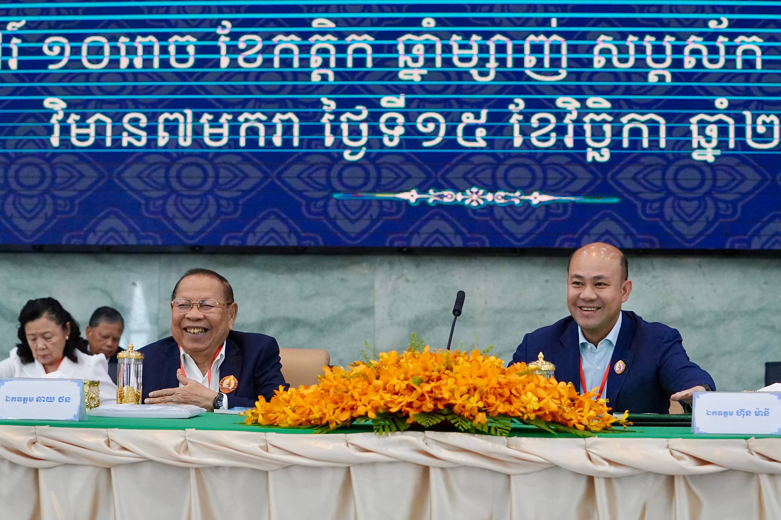 លទ្ធផលសិក្ខាសាលាយុទ្ធសាស្ត្រខេត្តកំពង់ស្ពឺ ត្រូវបានផ្សព្វផ្សាយ និងចងក្រងជាឯកសារជំនួយស្មារតីដល់មន្ត្រីគណបក្សក្នុងខេត្តកំពង់ស្ពឺគ្រប់ជាន់ថ្នាក់!