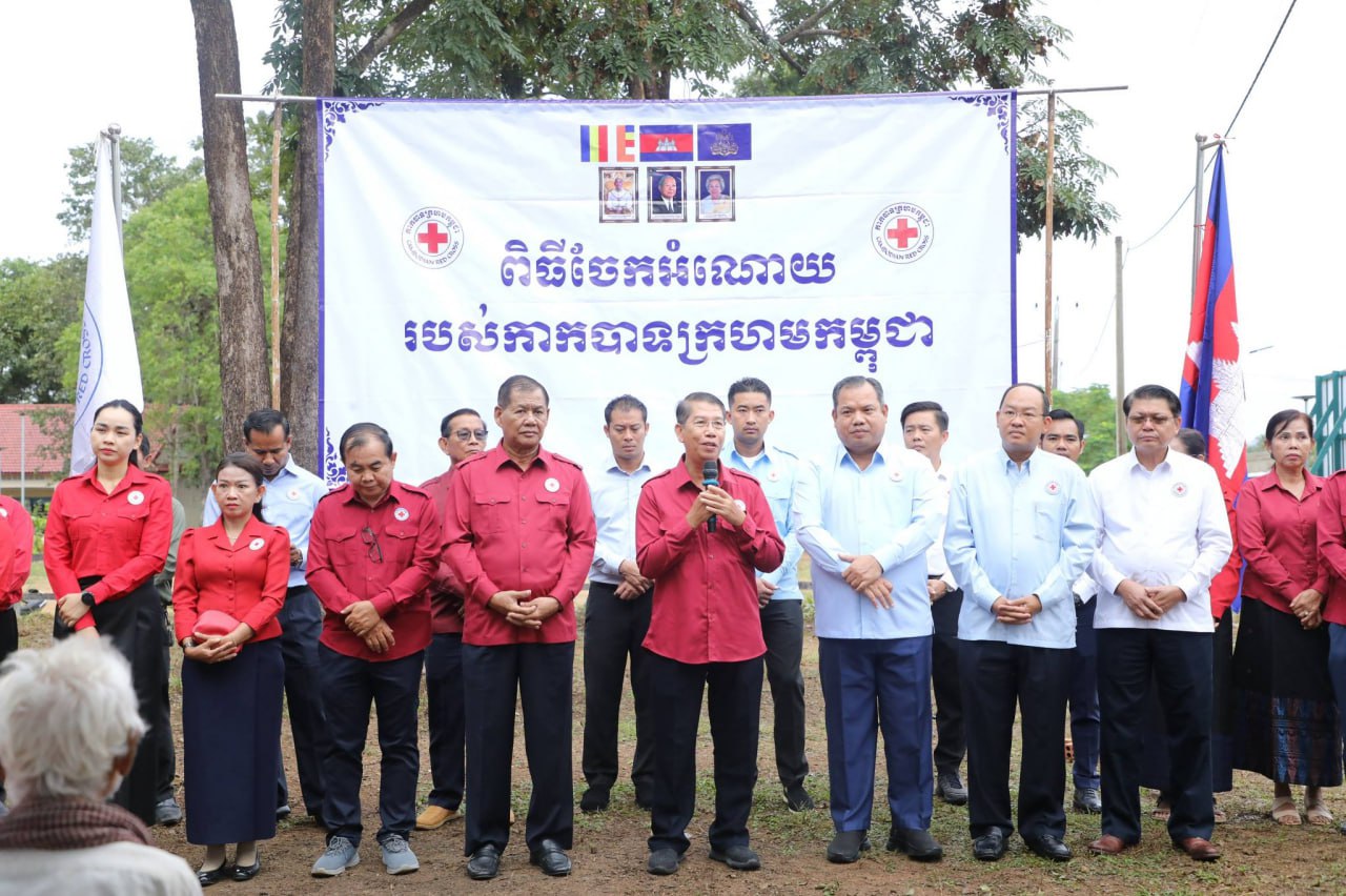 សម្តេចកិត្តិព្រឹទ្ធបណ្ឌិត ផ្តល់អំណោយប្រជាជន​ងា​យ​​រង​គ្រោះ​​បំផុត ១.០១៥គ្រួសារ នៅខេត្តស្ទឹងត្រែង