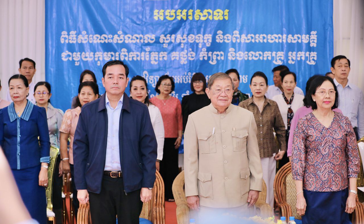 រដ្ឋបាលខេត្ត និងតំណាងរាស្រ្តមណ្ឌលកំពង់ចាមរៀបចំអាហារមួយពេល ដល់សិស្សសាលាគ-ថ្លង់ និងកុមារកំព្រា