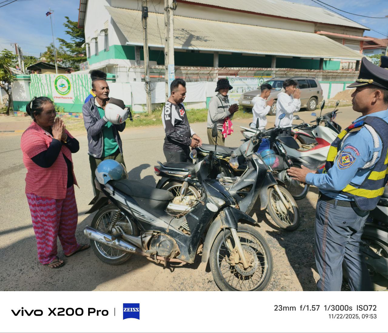 នគរបាលចរាចរណ៍ខេត្តកំពង់ឆ្នាំងបន្តផ្សព្វផ្សាយអប់រំដល់អ្នកធ្វើដំណើរលើដងផ្លូវពីច្បាប់ចរាចរណ៍ផ្លូវគោក