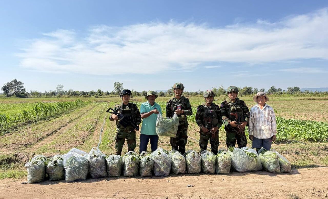 មន្ទីរកសិកម្មខេត្តឧត្តរមានជ័យបន្តនាំយកស៊ុតទានិងបន្លែទៅជូនវីរកងទ័ពប្រចាំការទិសខេត្តឧត្តរមានជ័យ