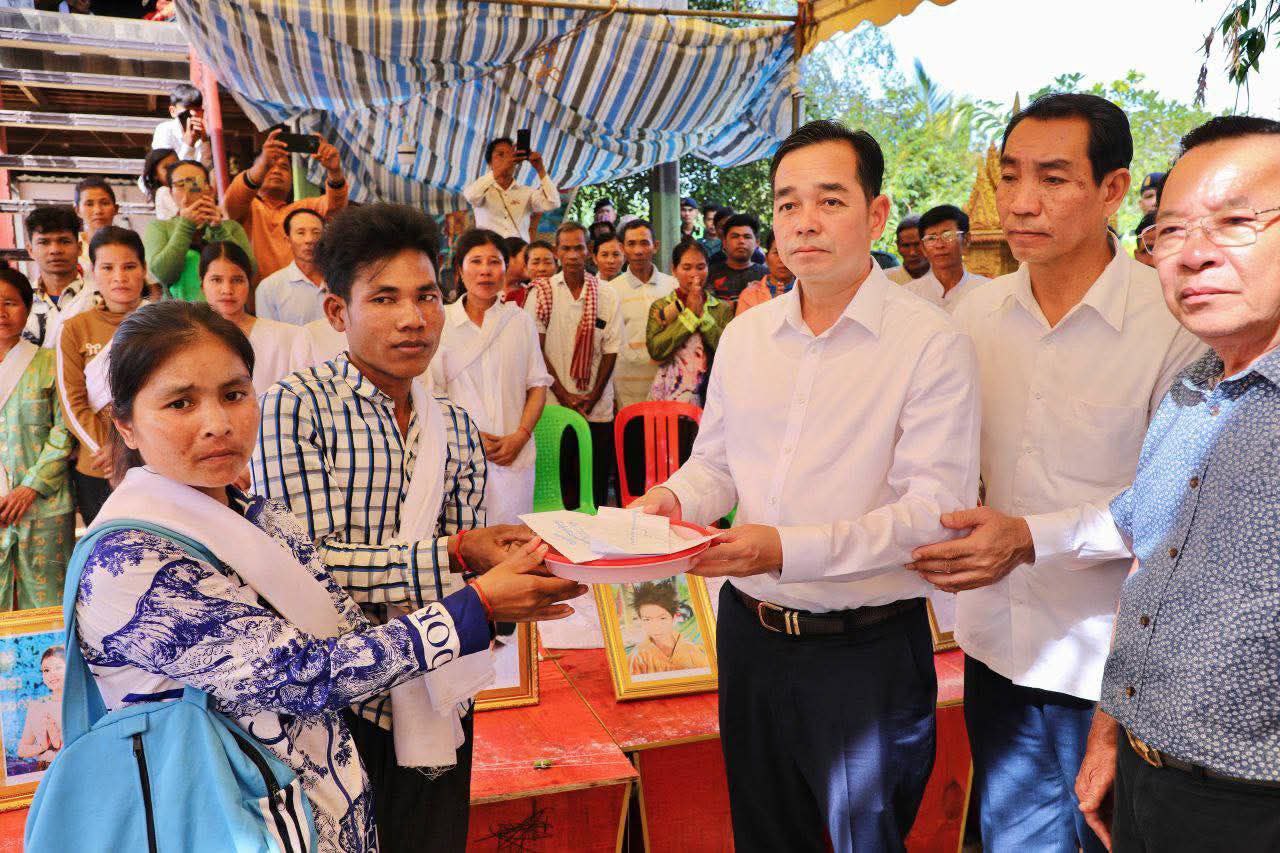 ក្រោយឃាតកម្មដ៏រន្ធត់សម្លាប់មនុស្ស៩នាក់៖អភិបាលខេត្តកំពង់ចាមអញ្ជើញចូលរួម​រំលែក​ទុក្ខគ្រួសារសព