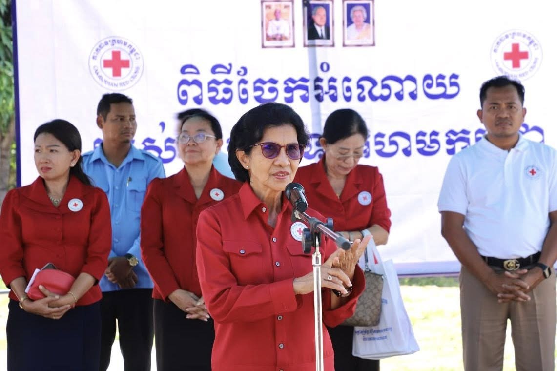 ប្រជាជនងាយរងគ្រោះបំផុត ៨១១គ្រួសារក្នុងខេត្តកំពង់ធំ ទទួលបានអំណោយពីកាកបាទក្រហមកម្ពុជា