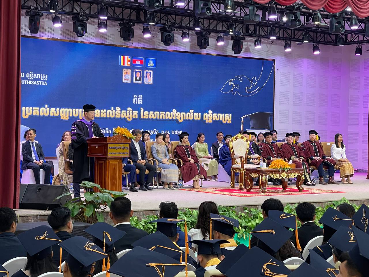 ឯកឧត្តម សុខ ពុទ្ធិវុធ ប្រគល់សញ្ញាបត្រ ដល់និស្សិត​សា​កល​វិទ្យាល័យពុទ្ធិសាស្ត្រ ចំនួន ៣១៩នាក់