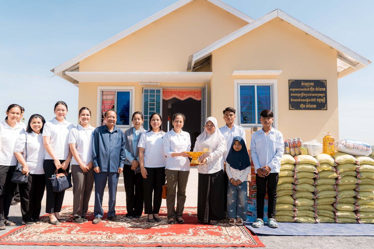 សម្ដេចធិបតី និងលោកជំទាវបណ្ឌិត ពេជ ចន្ទមុន្នី ផ្ដល់​ផ្ទះ​មួយខ្នងដល់គ្រួសារយុទ្ធជនពលីនៅស្រុកឆ្លូង