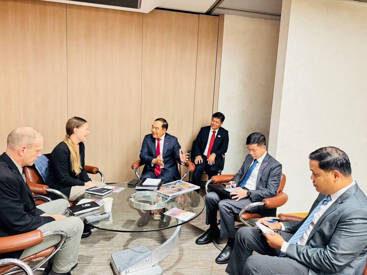 ប្រទេសន័រវេសចាត់ទុកកម្ពុជា​គឺជាអ្នក​ត្រួសត្រាយ​ផ្លូវមួយ​ដ៏សំខាន់​ក្នុងគោលនយោបាយសកម្មភាពមីន ហើយតាមរយៈបទពិសោធន៍ និង​សមិទ្ធផលសកម្មភាពមីន កម្ពុជាគឺជាតួ​អង្គមួយ​ដ៏សំខាន់​សម្រាប់​អនុសញ្ញាអូតាវ៉ា