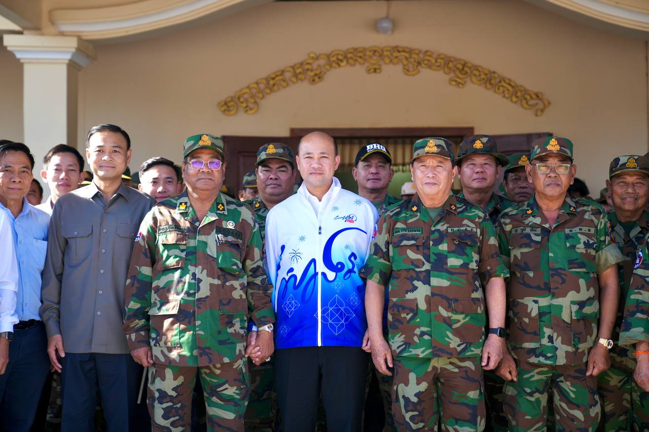 ឯកឧត្តម ហ៊ុន ម៉ានី ចុះសួរសុខទុក្ខ និងប្រគល់អំណោយជូនកម្លាំងប្រដាប់អាវុធជួរមុខតាមបណ្តោយព្រំដែន