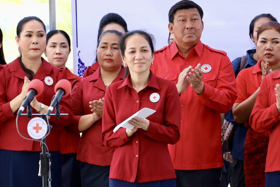ប្រជាជនរងគ្រោះដោយខ្យល់កន្ត្រាក់ចំនួន២.១៩៧គ្រួសារនៃស្រុកព្រៃនប់បានទទួលអំណោយពីកាកបាទក្រហមកម្ពុជា