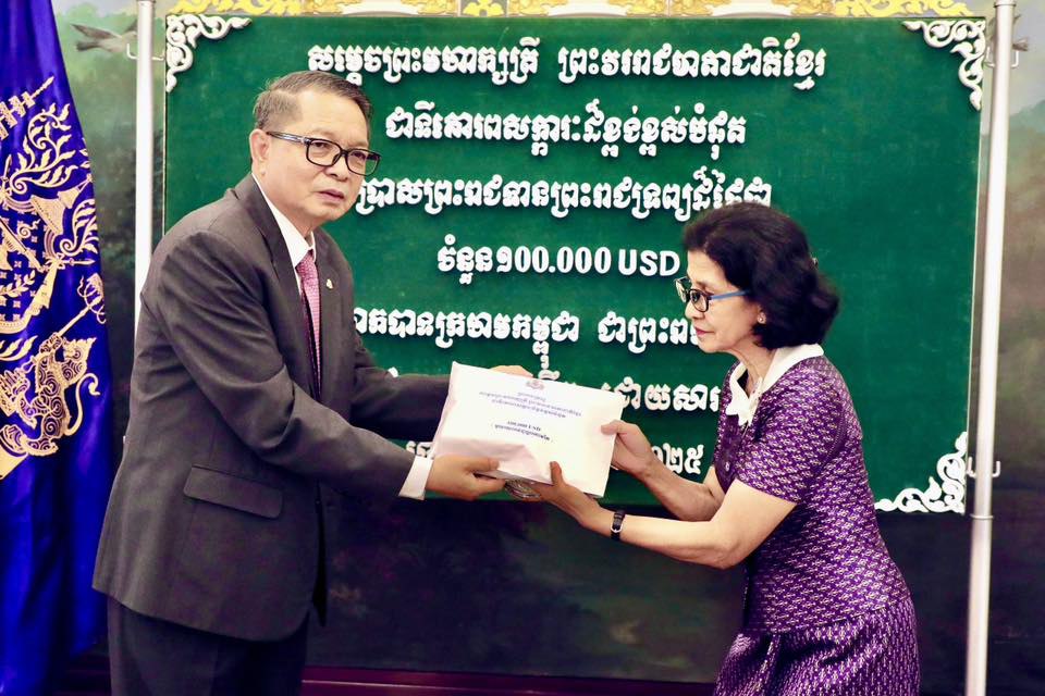 សម្តេចម៉ែព្រះរាជទាននូវព្រះរាជទ្រព្យ ១០ម៉ឺនដុល្លារ ដល់កាកបាទក្រហមកម្ពុជាដើម្បីជួយដល់ប្រជារាស្រ្តភៀសសឹក