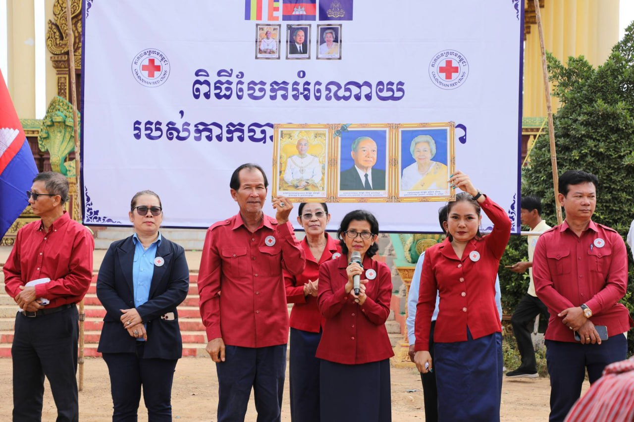 កាកបាទក្រហមកម្ពុជា នាំយកព្រះរាជអំណោយ ព្រះមហាក្សត្រ និងសម្តេចម៉ែ ចែកជូនបងប្អូនប្រជាជនភៀសសឹក៣៦០០គ្រួសារ នៅមណ្ឌលសុវត្ថិភាពចំនួន២ ក្នុងខេត្តឧត្តរមានជ័យ