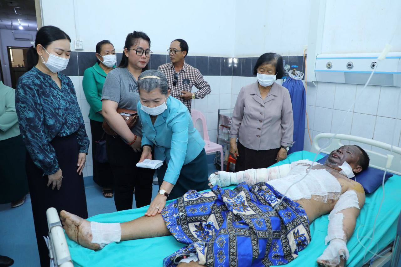 សម្តេច ម៉ែន សំអន អញ្ជើញសួរសុខទុក្ខវីរកង ទ័ព ៣រូប ដែលដែលកំពុងសម្រាកព្យាបាលរបួដនៅមន្ទីរពេទ្យ