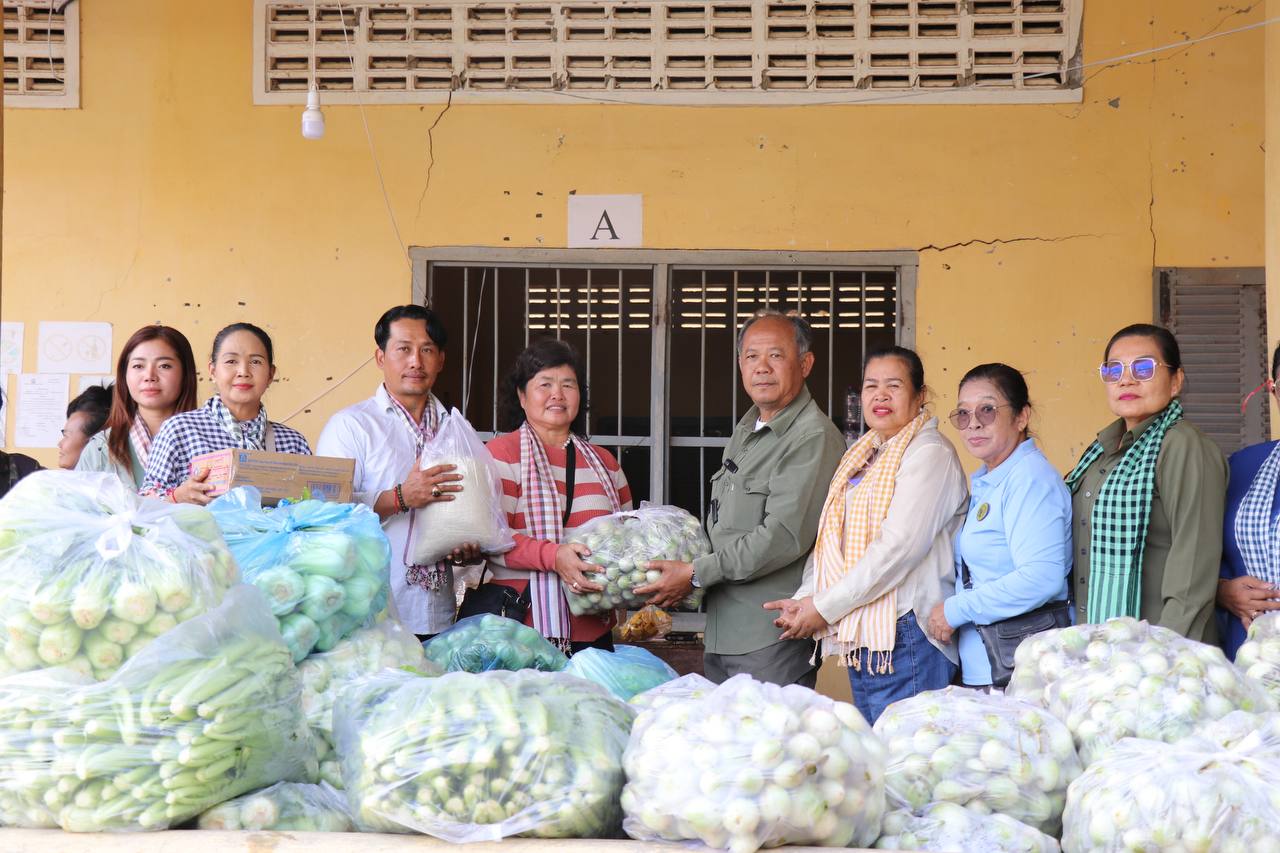សប្បុរសជននាំយកអំណោយជូនរដ្ឋបាលខេត្តបន្ទាយមានជ័យ សម្រាប់ឧបត្ថម្ភដល់ជនភៀសសឹក