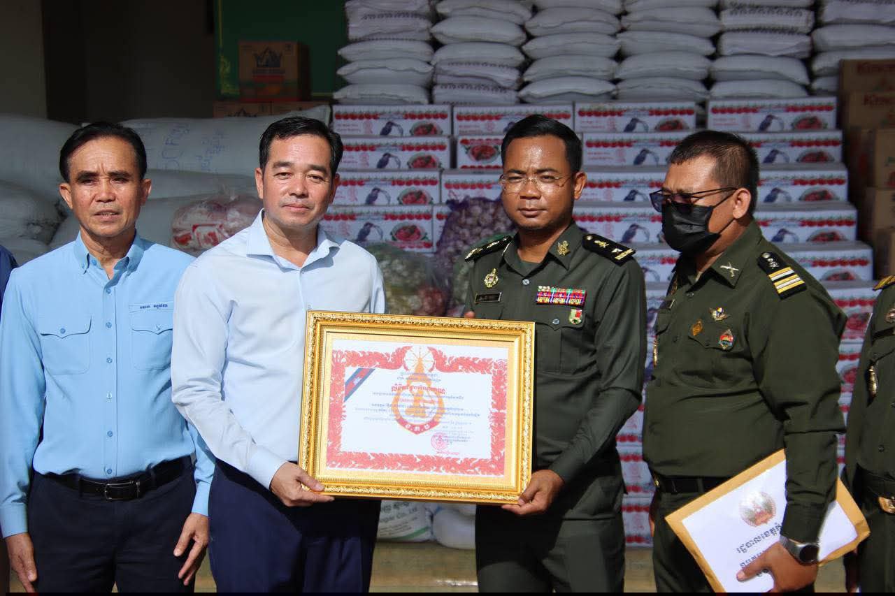 សប្បុរសជនខេត្តកំពង់ចាម ជូនស្បៀងដល់ពលរដ្ឋភៀសសឹក