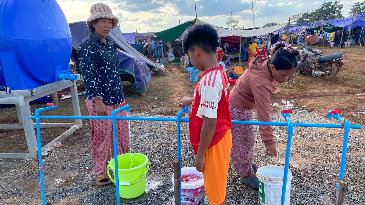 សប្បុរសជនចូលរួមដំឡើងឧបករណ៍ចម្រោះទឹកស្អាត ជូនដល់តំបន់ជនភៀស