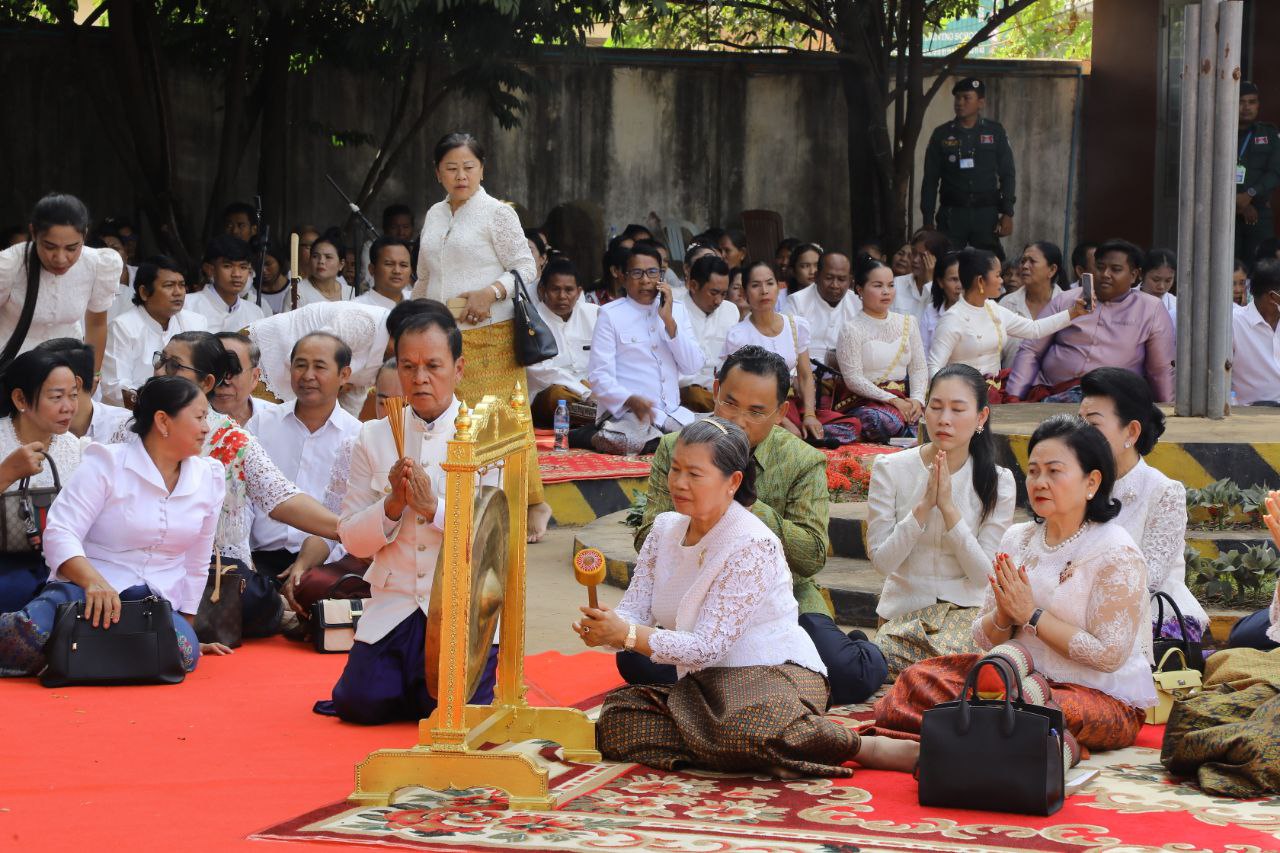 សម្តេច ម៉ែន សំអន អញ្ជើញអភិសេកព្រះបដិមា និង​បួងសួងសុំសេចក្ដីសុខសេចក្ដីចម្រើនជូន​វីរកងទ័ពជួរមុខ