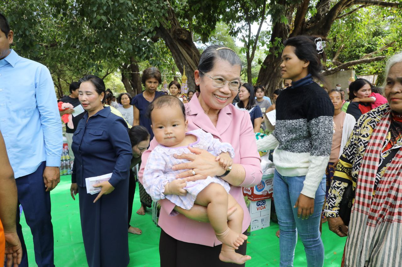 សម្តេច ម៉ែន សំអន អញ្ជើញសួរសុខទុក្ខគ្រួសារ​វី​រ​​កង​ទ័ព និងពលរដ្ឋភៀសសឹក៣២៤គ្រួសារ នៅ​ខេត្ត​សៀមរាប