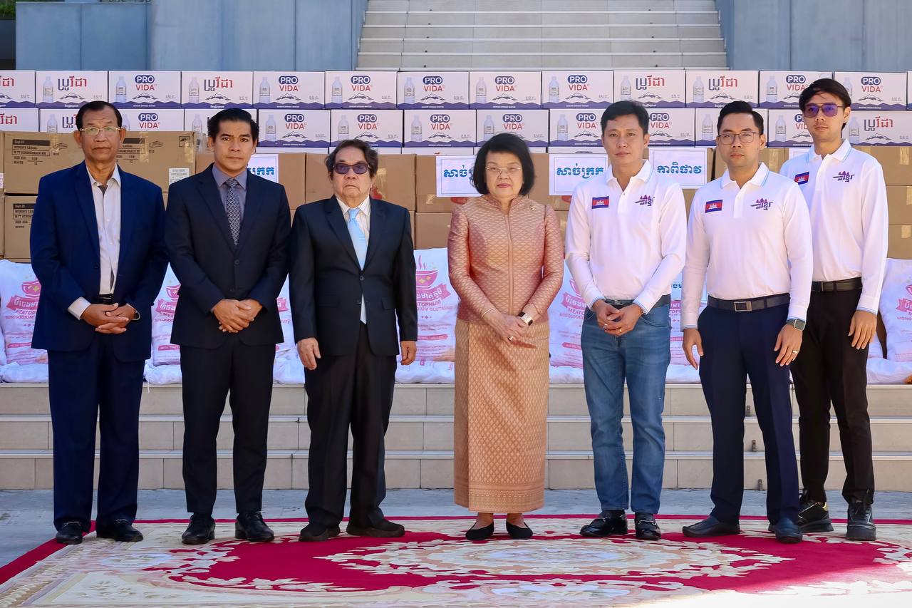 សម្តេចប្រធានរដ្ឋសភាទទួលអំណោយមនុស្សធម៌ពីសប្បុរស និងបែងចែកប្រគល់ជូនវីរយុទ្ធជននិងពលរដ្ឋភៀសសឹក