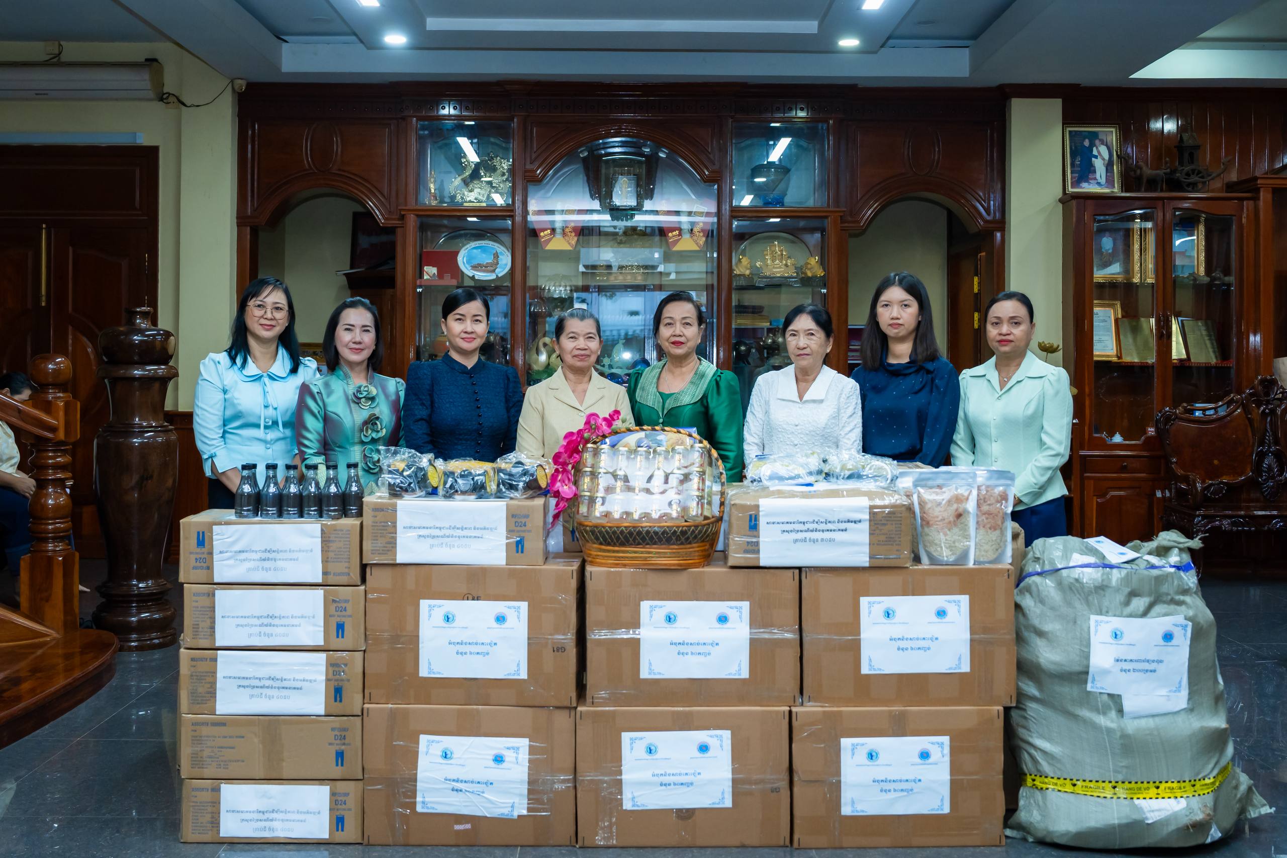 សាខាសមាគមនារីកម្ពុជាដើម្បីសន្តិភាព និងអភិវឌ្ឍន៍ក្រសួងប្រៃសណីយ៍និងទូរគមនាគមន៍ បាននាំយកនូវគ្រឿងឧបភោគបរិភោគ សម្ភារៈ និងថវិកា ដើម្បីគាំទ្រដល់កងទ័ពជួរមុខ និងជនភៀសសឹកដែលកំពុងជួបការលំបាក