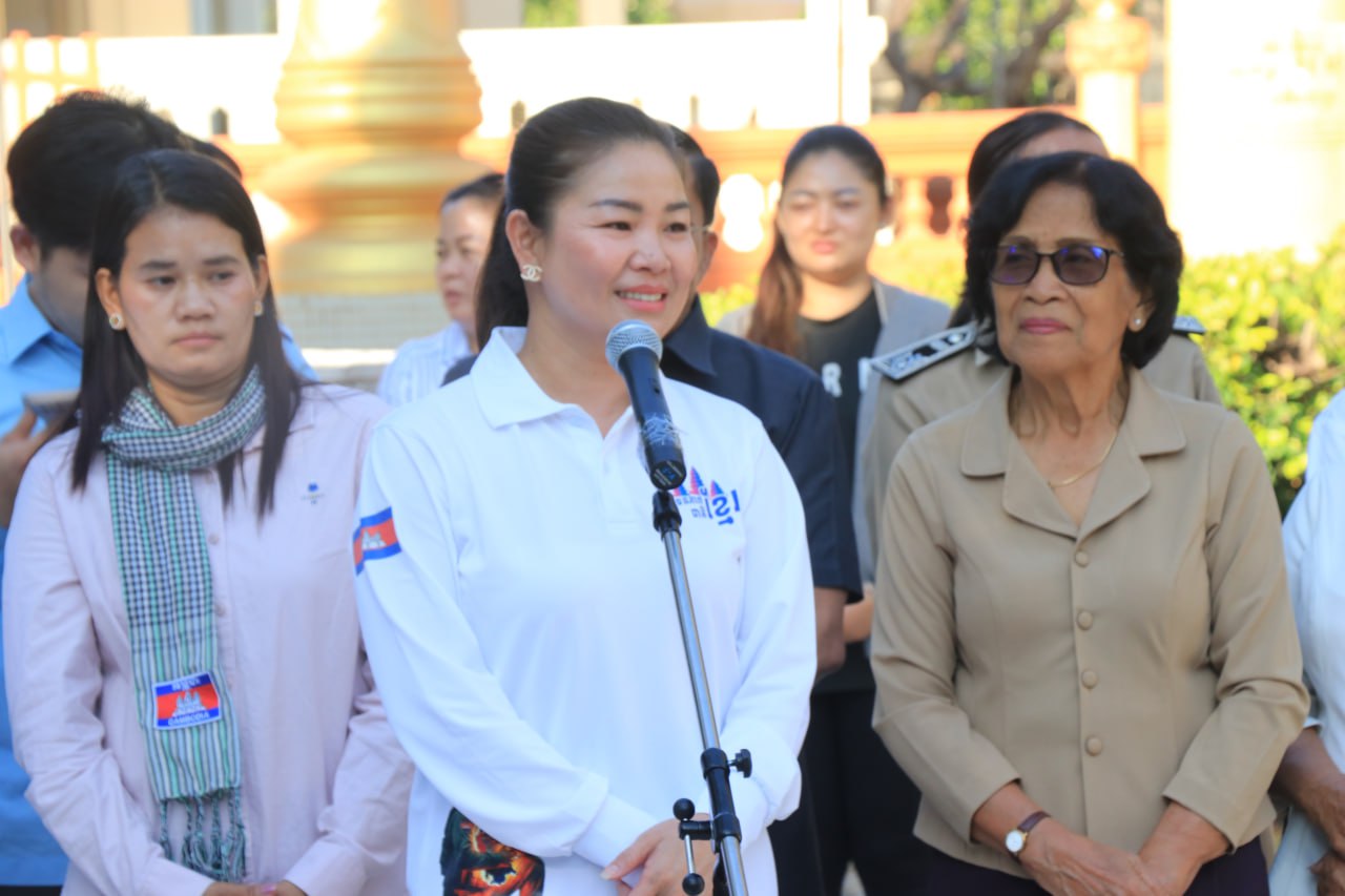 ក្រុមការងារយេនឌ័រកងទ័ពជើងទឹក ផ្តល់អំណោយជូនគ្រួសារវីរកងទ័ពនិងជនភៀសសឹកជាង៦០០គ្រួសារ​កំពុងស្នាក់នៅ​ខេត្តសៀមរាប​