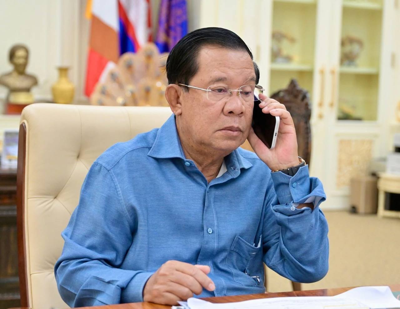 សម្ដេចតេជោ ហ៊ុន សែន កំពុងចូលរួមជាមួយសម្តេចធិបតី ផ្តល់យុទ្ធសាស្រ្តដល់បណ្តាមេទ័ព ទប់ទល់ជាមួយសត្រូវឈ្លានពានថៃ