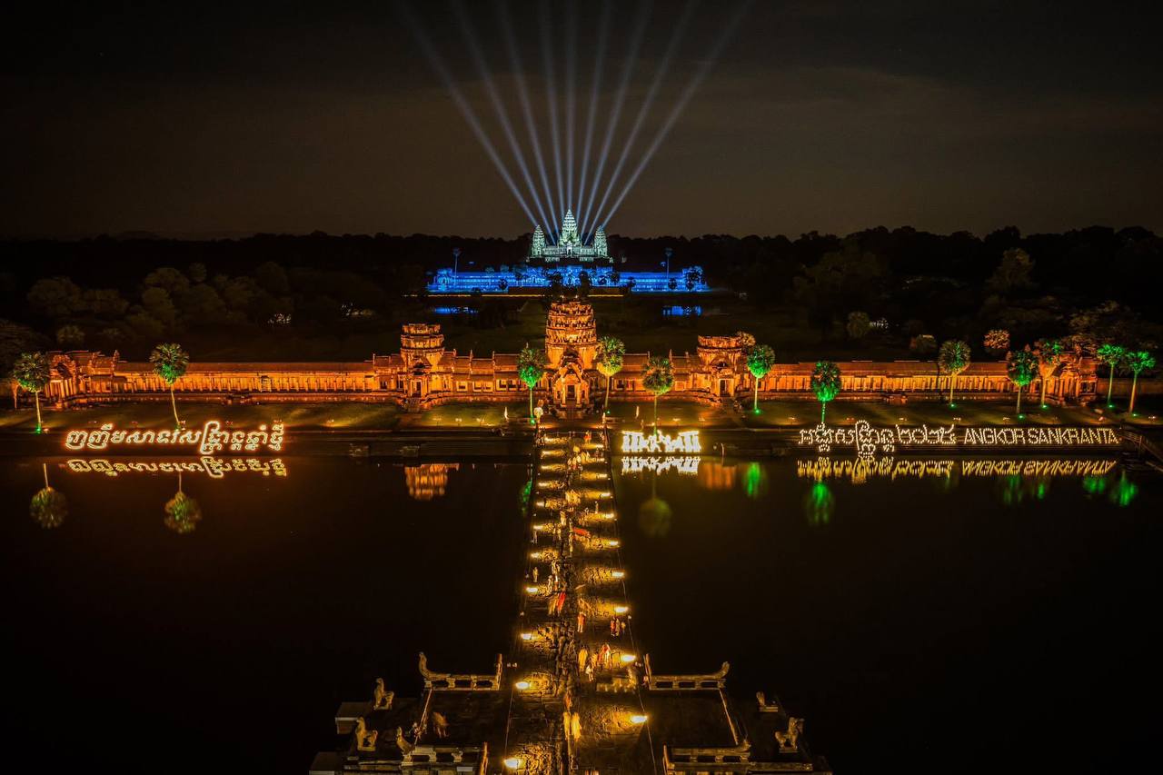ប្រាសាទអង្គរវត្តក្នុងយប់ថ្ងៃសង្រ្កាន្ដ
