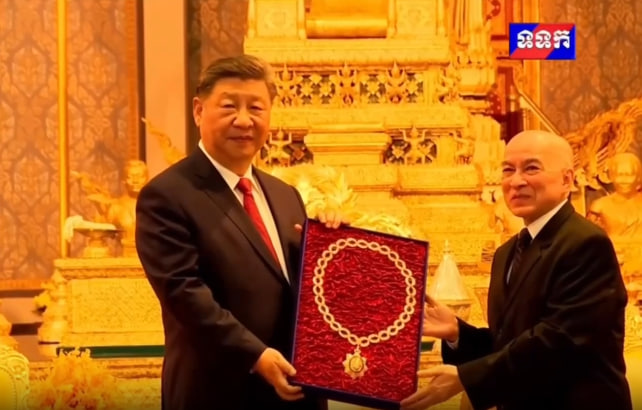 ព្រះករុណាជាអម្ចាស់ជីវិតលើត្បូង ព្រះអង្គសព្វព្រះរាជហឬទ័យប្រោសព្រះរាជទានគ្រឿងឥស្សរិយយស មហាកណ្ឋាភណ្ឌឯករាជ្យជាតិ ព្រះរាជាណាចក្រកម្ពុជា