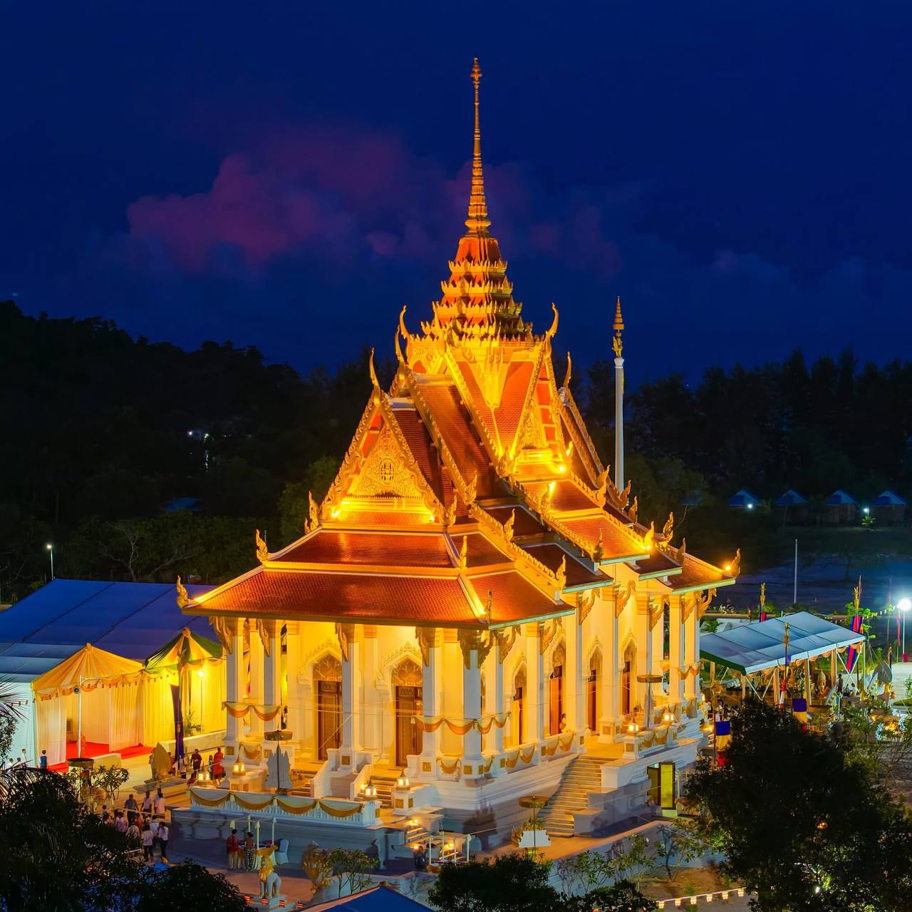 វត្តគិរីជលសាកោះរ៉ុង នាពេលរាត្រី នៃពិធីបុណ្យបញ្ចុះខណ្ឌសីមា