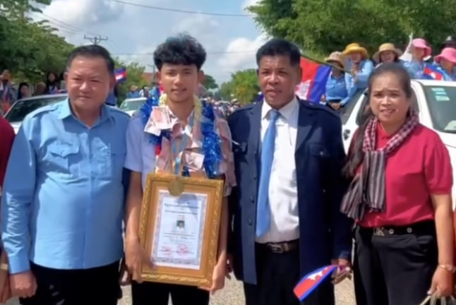 អបអរសាទរ ប្អូនប្រុស ចាន់ សុវណ្ណរាជ ជ័យលាភីលេខ១