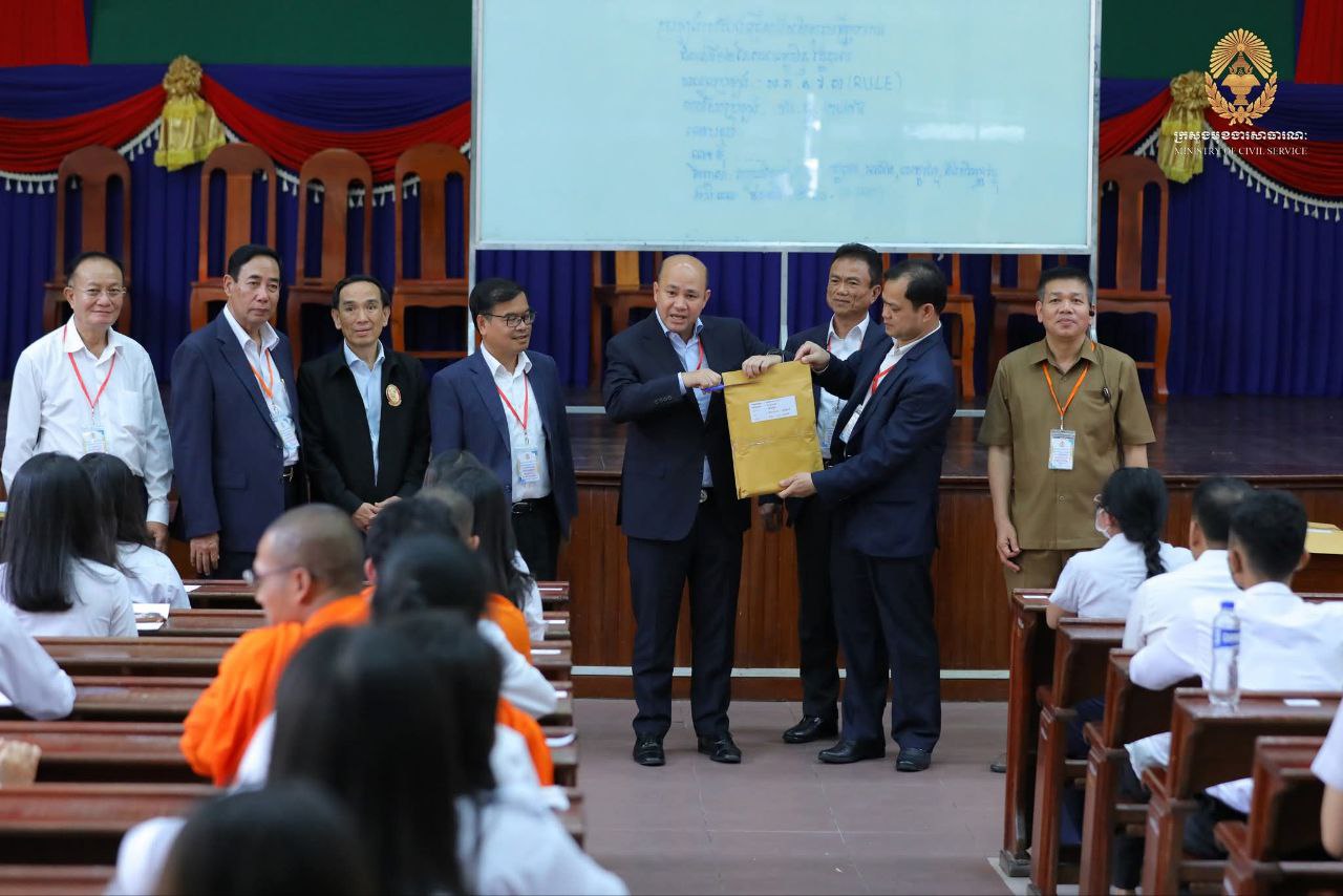 បេក្ខជនជាង១៦.០០០នាក់ ចូលរួមប្រឡងប្រជែងជ្រើសរើស សិស្សមន្ត្រីក្រមចំនួន២០៥កន្លែង