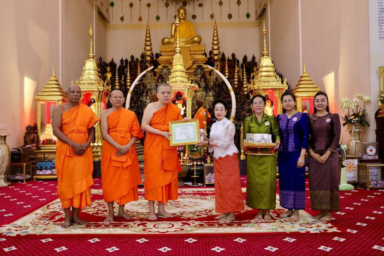 មូលនិធិគណៈសង្ឃនាយកគណៈមហានិកាយនៃព្រះរាជាណាចក្រកម្ពុជាបរិច្ចាគថវិកា៣០០លានរៀល ជូនកាកបាទក្រហមកម្ពុជា