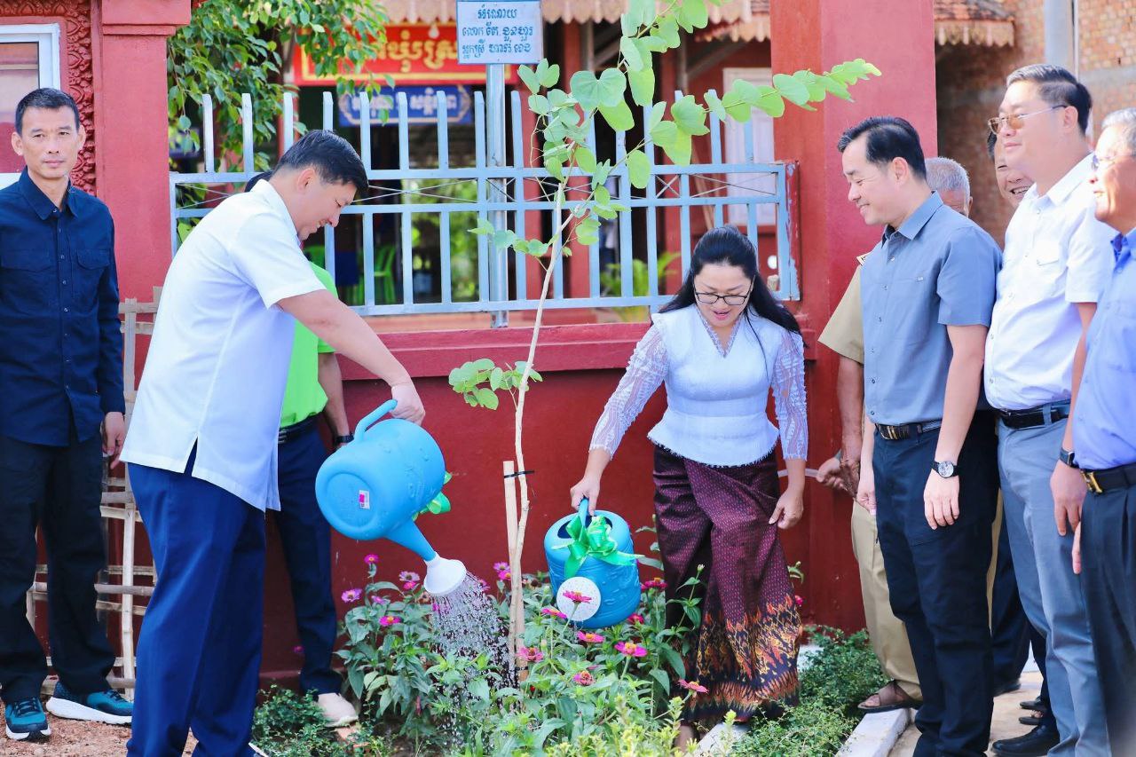 រដ្ឋមន្ត្រីក្រសួងរៀបចំដែនដីចូលរួមដាំផ្កាជើងគោ លម្អសងខាងផ្លូវជាតិលេខ៧នៅកំពង់ចាម