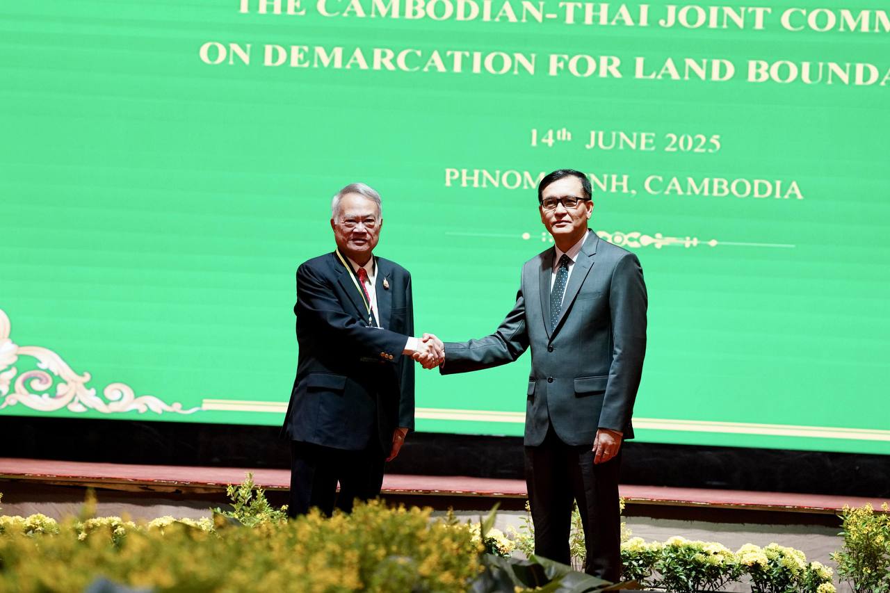 នៅវេលាម៉ោង១២ថ្ងៃត្រង់នេះ ក្រុមការងារកិច្ចការព្រំដែនកម្ពុជា-ថៃ បានបើកកិច្ចប្រជុំគណៈកម្មការចម្រុះខណ្ឌសីមា និងបោះបង្គោលព្រំដែនគោក (JBC) កម្ពុជា-ថៃ នៅរាជធានីភ្នំពេញ