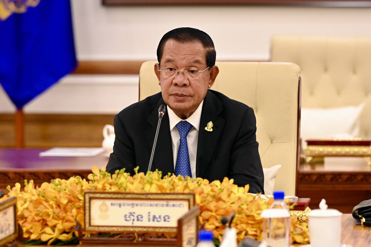 សម្ដេចតេជោ៖ កម្ពុជា មិនមែនជាចេកដែលងាយស្រួលទទួលទាននោះទេ។ អ្នកឯងមើលកម្ពុជាខុសហើយ កុំភាន់ច្រឡំឡើយ